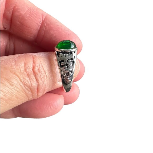 Silver and Green Stone Decorative Ring - Picture 2 of 5